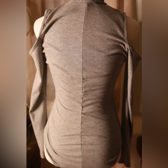 Charlotte Russe Gray Ribbed Bodysuit w/ Cut Out Shoulders - Picture 5 of 6